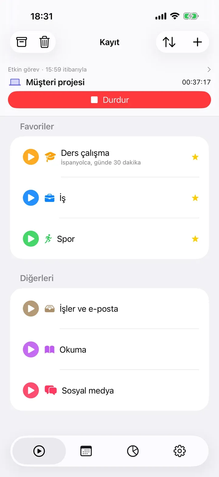 Çalışan bir görev ve en üstte favorilerle Kayıt sekmesi
